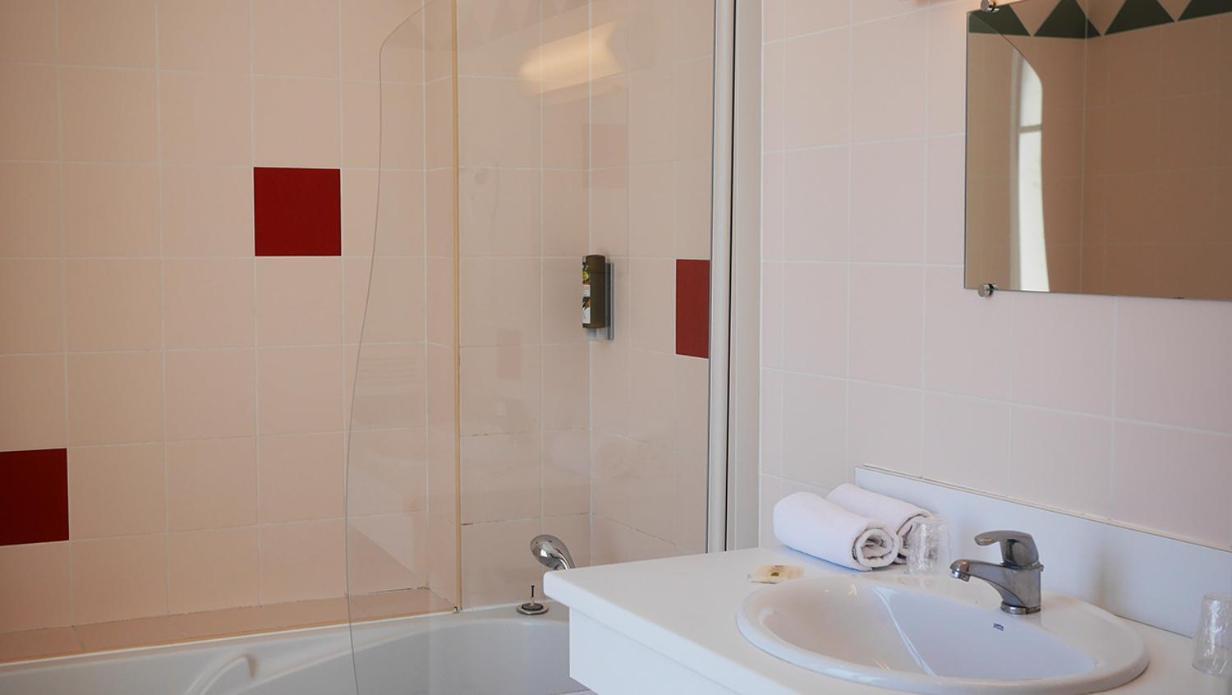 Logis Saint Louis Hotel La Suze-sur-Sarthe Exterior foto