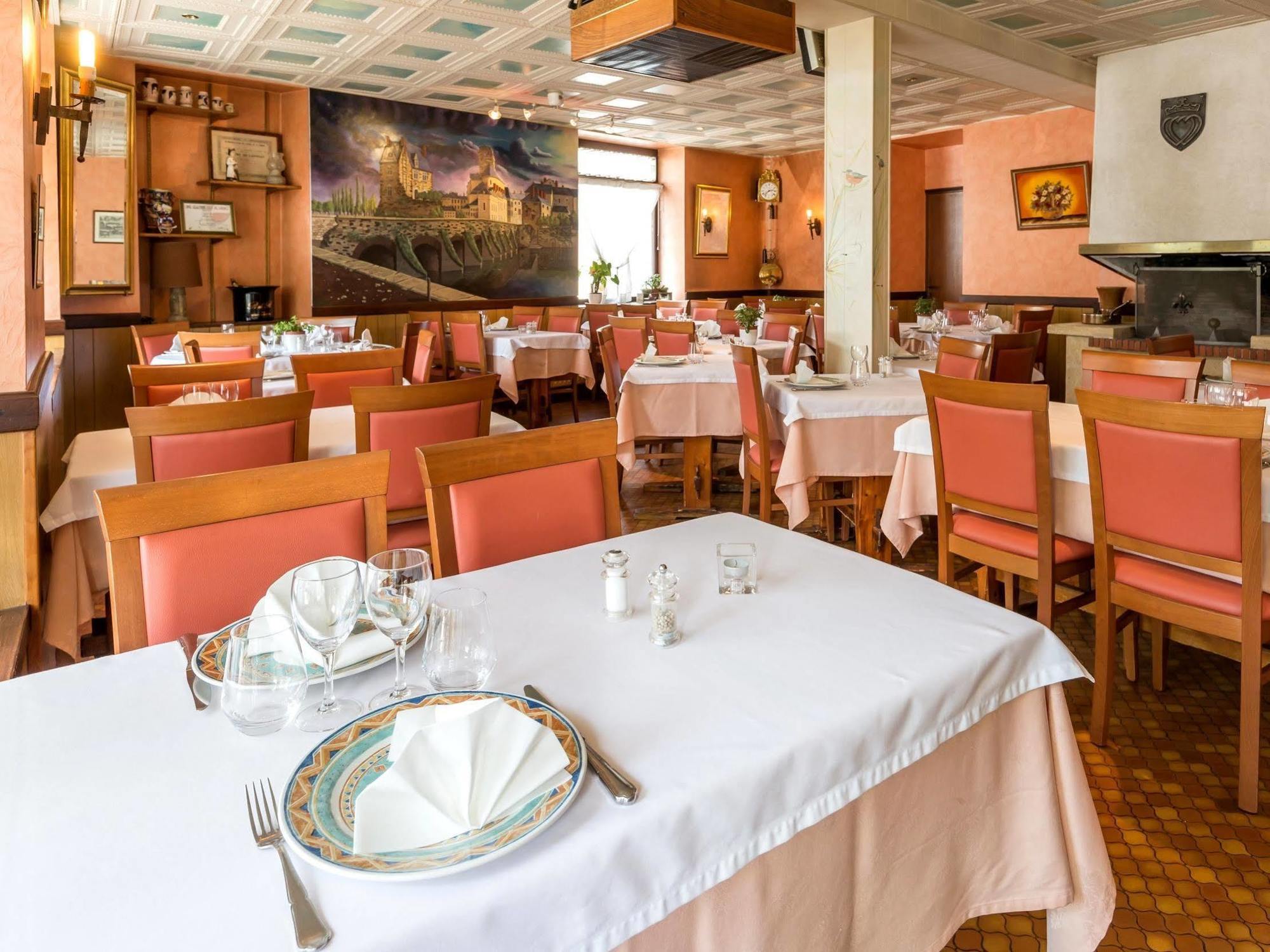 Logis Saint Louis Hotel La Suze-sur-Sarthe Exterior foto